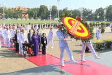 Delegacion del XI Congreso de Emulacion Patriotica visita el Mausoleo del Presidente Ho Chi Minh