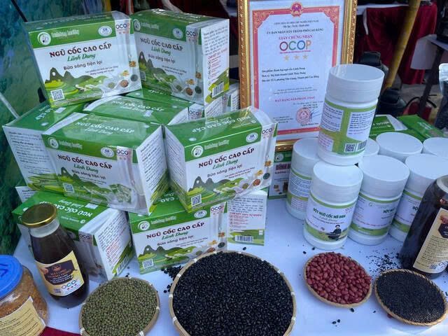 San pham duoc chung nhan OCOP Cao Bang duoc gioi thieu tai Tuan hang, gop phan quang ba thuong hieu hang hoa dia phuong. Anh: Quynh Mai 