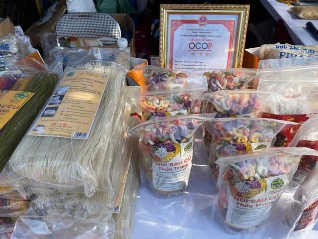 Gian hang mien dong, bun kho ngu sac Cao Bang gioi thieu cac san pham co chat luong, dap ung yeu cau cua cac thi truong kho tinh. Anh: Quynh Mai 