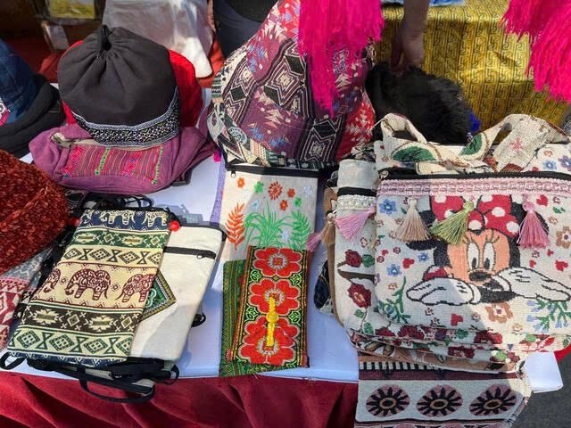 Nhung hoa van tho cam truyen thong cua Cao Bang duoc det nen tu ban tay kheo leo cua dong bao dan toc thieu so, luu giu ban sac vung cao. Anh: Quynh Mai 