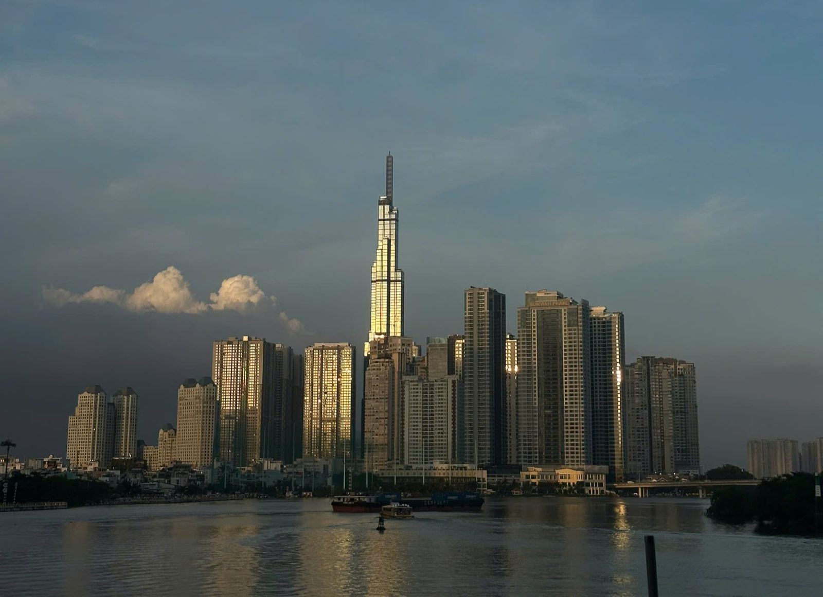 Canh quan TPHCM nhin tu du thuyen tren song Sai Gon. Anh: Ngoc Anh