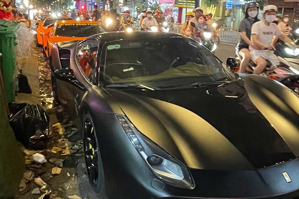 A fleet of Ferrari, Lamborghini and McLaren supercars gathered in Ho Chi Minh City, attracting the attention of car enthusiasts with many high-performance and rare versions. Photo: Hung Nguyen