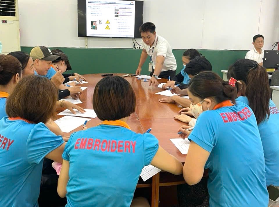 Doan vien nguoi lao dong Cong ty CP TKG Taekwang Vina co nhieu cai tien, sang tao lam loi cho doanh nghiep. Anh: HAC