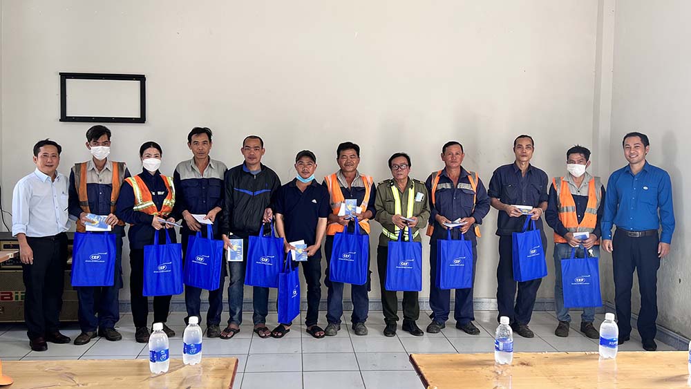 Ong Ngo Truong Huy (bia trai) luon bam sat chuyen mon quan tri, gop phan cai thien dieu kien lam viec va cham lo quyen loi nguoi lao dong. Anh: NVCC