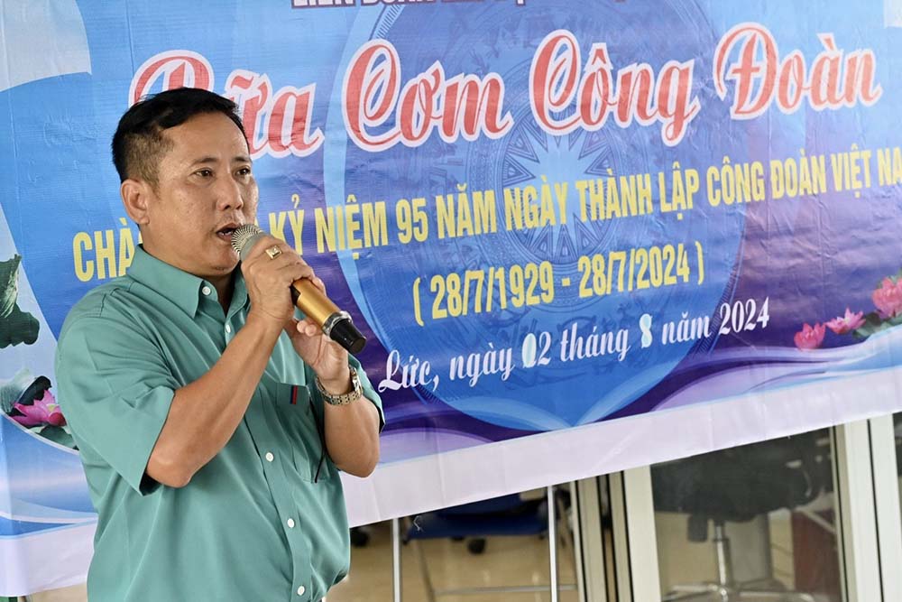 Mr. Ngo Truong Huy - Deputy Secretary of the Party cell, Head of the Administrative Management Department, Chairman of the grassroots Trade Union of Thu Duc Long An Refined Concrete Joint Stock Company. Photo: NVCC