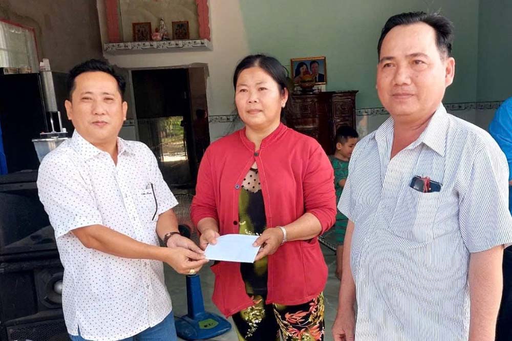 Ong Ngo Truong Huy (trai) trong mot hoat dong cham lo nguoi lao dong. Anh: NVCC