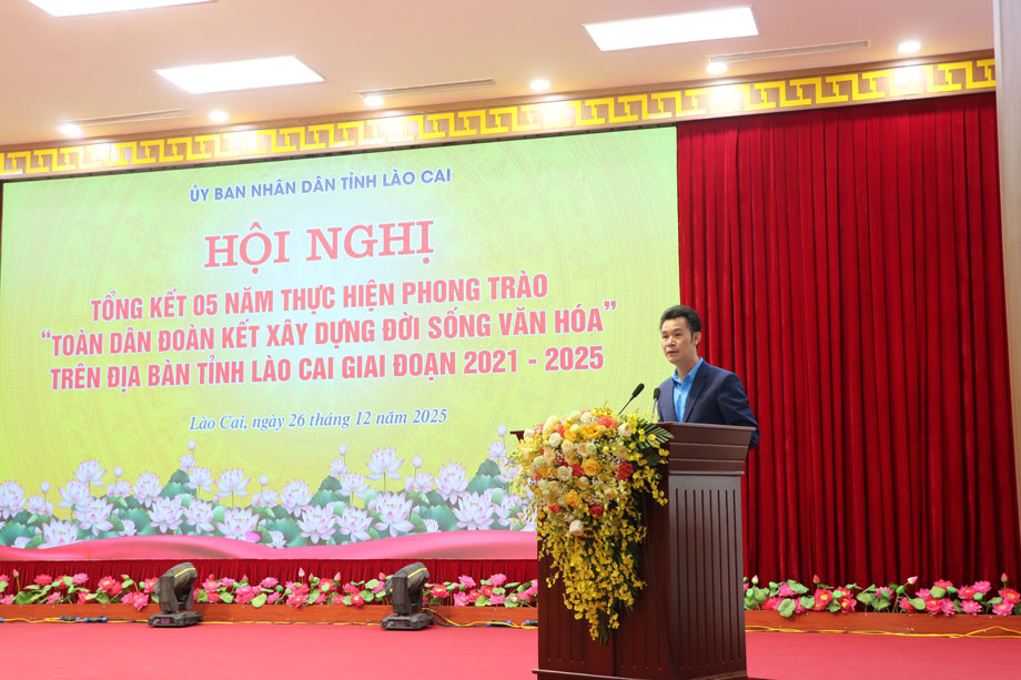 Ong Vu Cao Minh – Pho Chu tich LDLD tinh Lao Cai tinh phat bieu tham luan chu de “Co quan, don vi, doanh nghiep dat chuan van hoa”. Anh: Manh Hung 