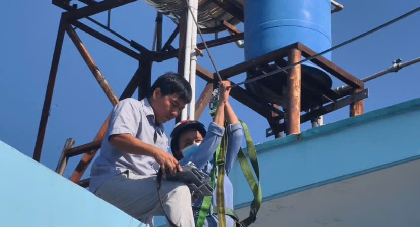 호치민시의 고층 건물 화재 우려에서 비롯된 탈출 장치를 창조하는 부자. 사진: 태바오.