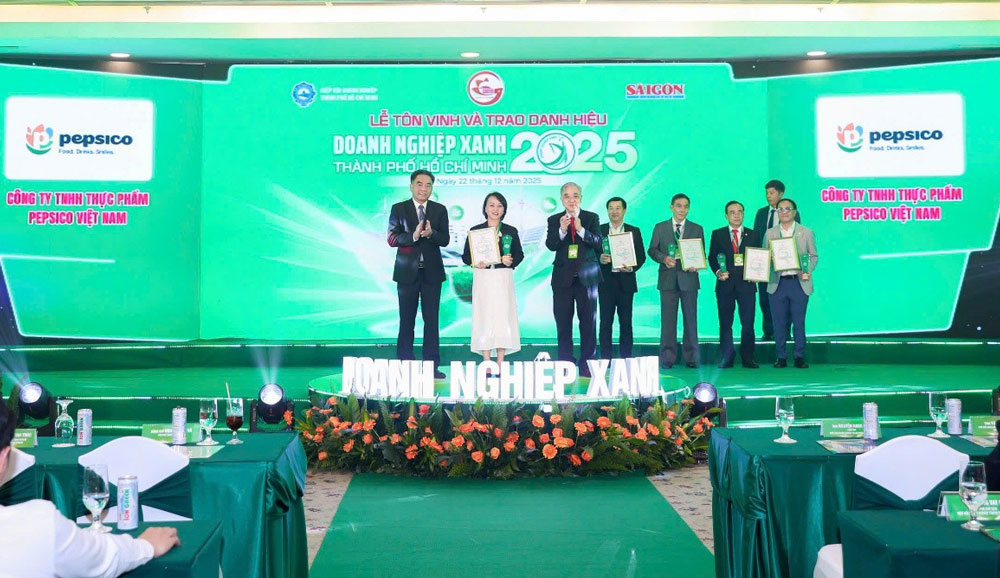 Head of Safety, Health and Environment Department of PepsiCo Binh Duong Food Factory receives the Ho Chi Minh City Green Enterprise Award in 2025. Photo: PepsiCo