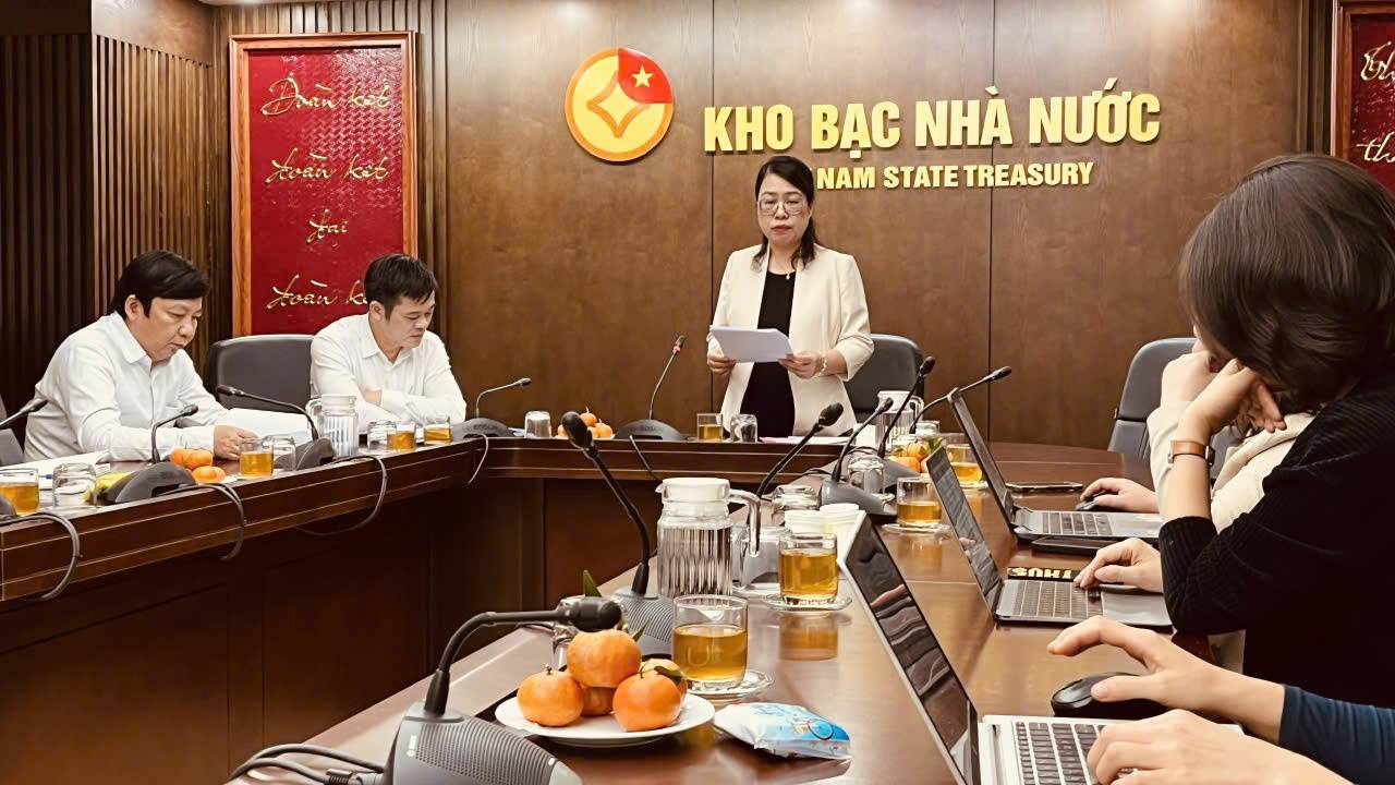 Ba Ngo Thi Nhung - Pho Giam doc KBNN cho biet, tinh den het ngay 24.12.2025, tong thu ngan sach nha nuoc 2.577.275 ti dong. Anh: Luc Giang