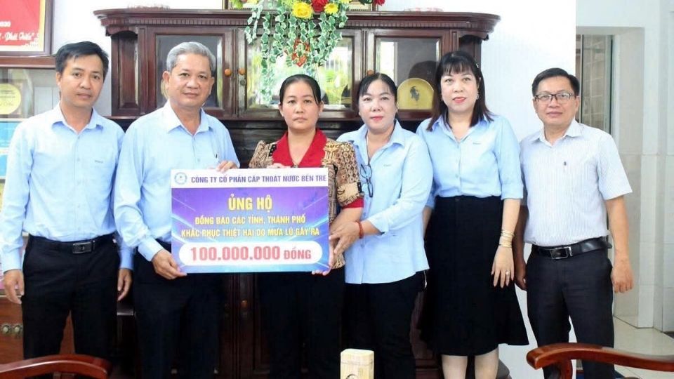 Representatives of the Vietnam Fatherland Front Committee of Vinh Long province receive funding to support and join hands in taking care of social security for people affected by natural disasters. Photo: Vietnam Fatherland Front Committee of Vinh Long province
