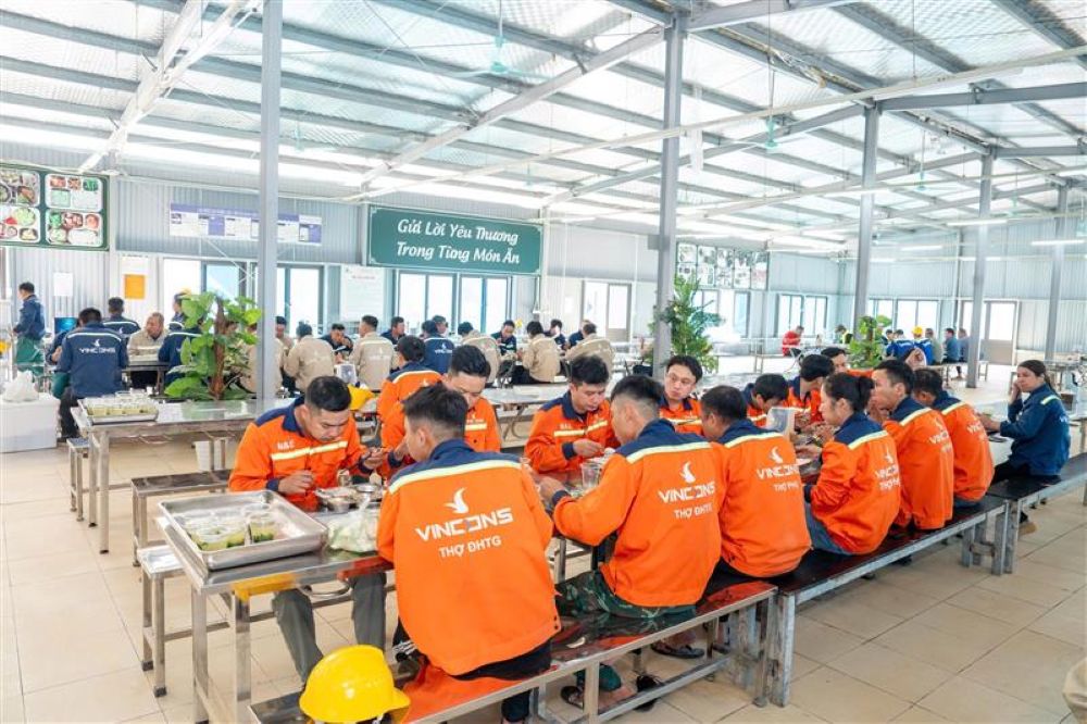 VinCons chu trong nang cao doi song cho cong nhan co huu, voi thu nhap va phuc loi vuot troi so voi thi truong