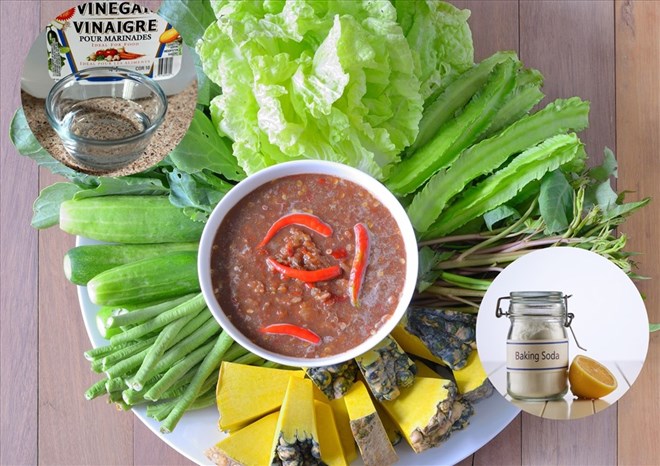 Ban co the dung cac nguyen lieu co san nhu chanh, giam, baking soda de khu mui mam tom. Anh: Hai Ngoc