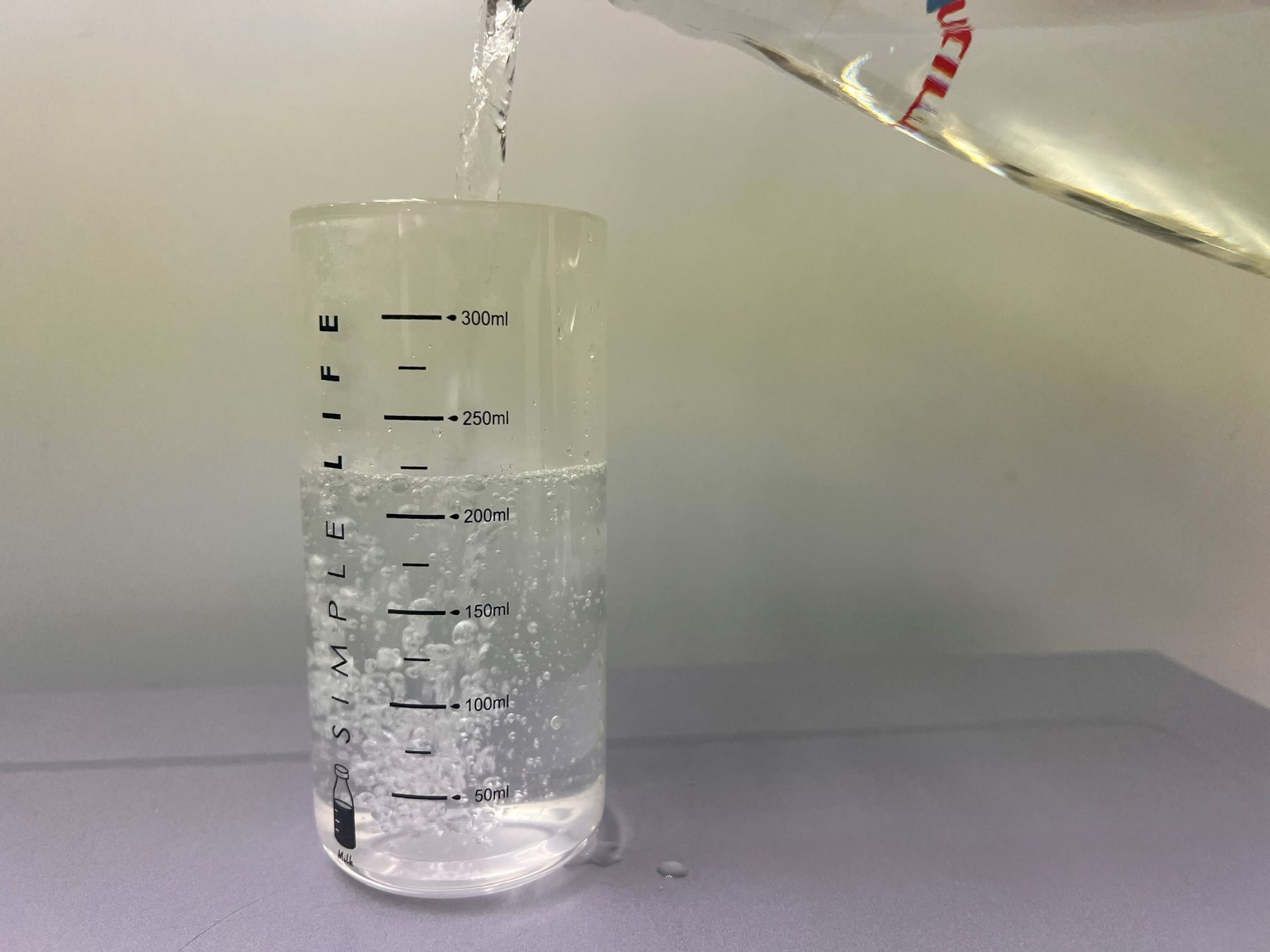 Drinking filtered water in the morning brings many health benefits. Photo: Thanh Thanh