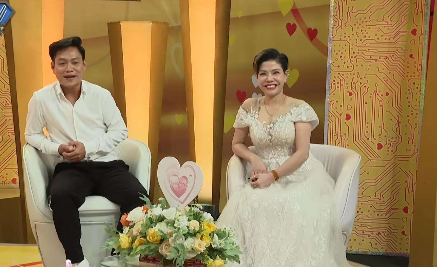 The couple at the "Newlyweds" program. Photo: MCV unit.