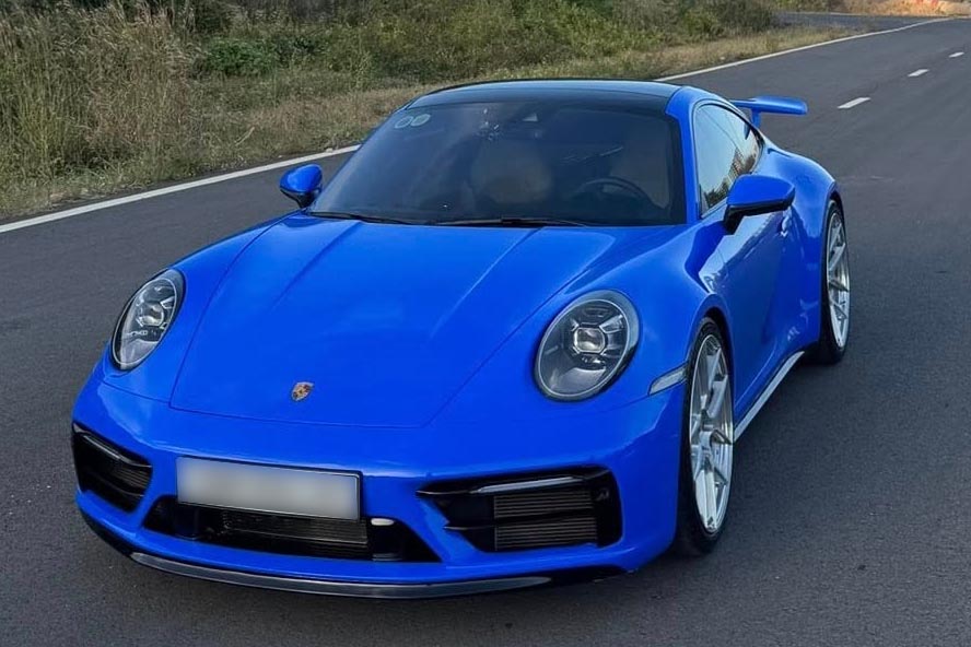 A car owner in Hanoi has invested more than 1 billion VND to upgrade the Porsche 911 generation 992.1, focusing on exterior and operation items after the car purchase period. Photo: Hung Doan