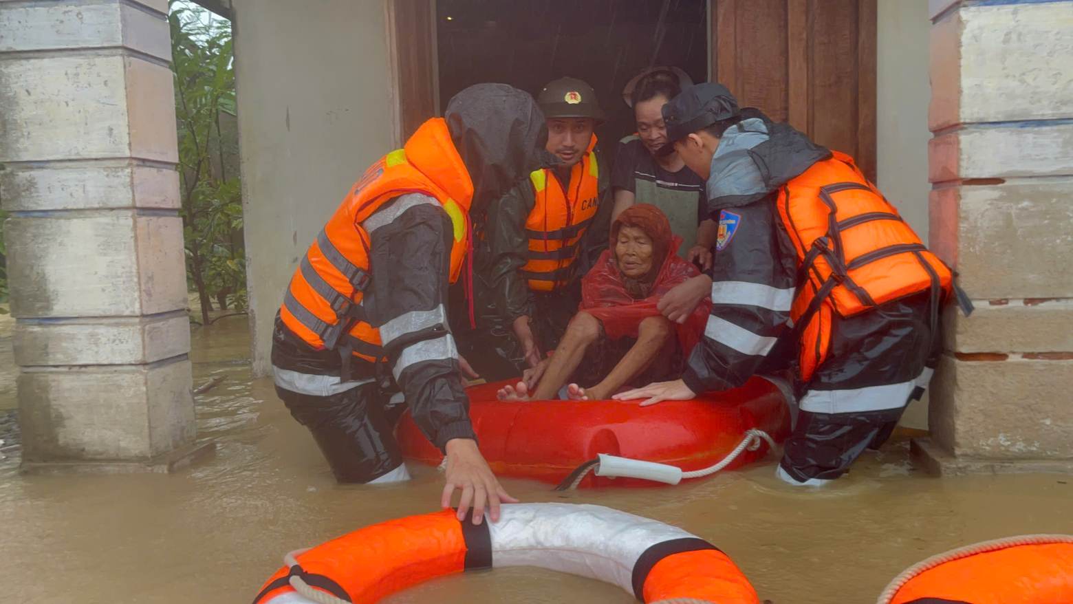 Cong an Khanh Hoa ho tro di doi nguoi dan ra khoi vung ngap lut trong dot mua lu lich su vua qua. Anh: Phuong Linh