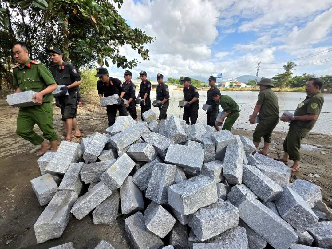 Cong an Khanh Hoa tham gia “Chien dich Quang Trung” than toc xay lai nha cho nguoi dan bi anh huong trong dot mua lu. Anh: Cong an Khanh Hoa