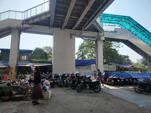 Bãi trông giữ xe tự phát vẫn ngang nhiên hoạt động dưới đường sắt đô thị Hà Nội. Ảnh: Minh Hạnh 