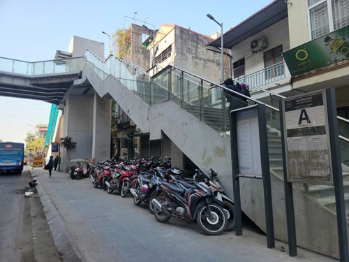 Một điểm trông giữ xe trái phép tại khu vực ga tuyến đường sắt Cát Linh - Hà Đông. Ảnh: Minh Hạnh 