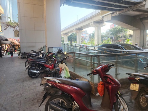 Phương tiện ngang nhiên đỗ dưới chân cầu thang lên nhà ga. Ảnh: Minh Hạnh 