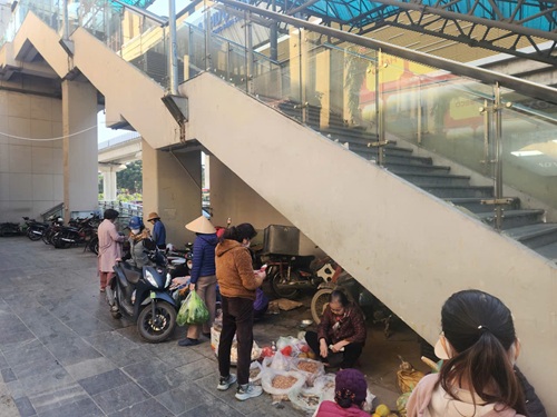 Ngoài việc để xe khu vực chân cầu thang ga Thượng Đình còn bị lấn chiếm để bán hàng. Ảnh: Minh Hạnh 
