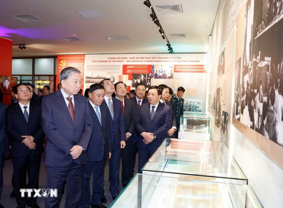 Tong Bi thu To Lam va cac lanh dao Dang, Nha nuoc, cac dai bieu tham quan khong gian trung bay. Anh: TTXVN