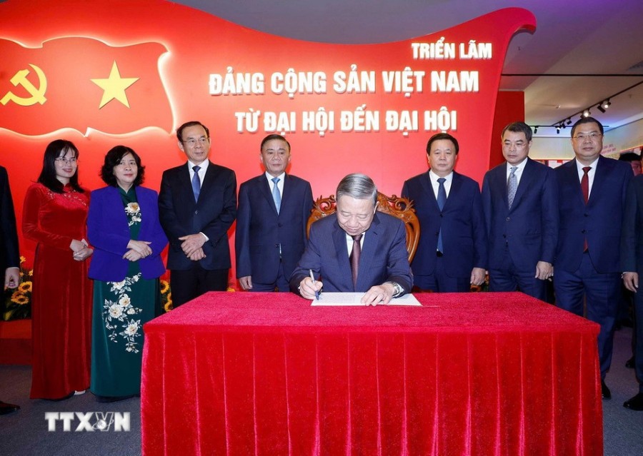 Tong Bi thu To Lam ghi luu but tai trien lam. Anh: TTXVN