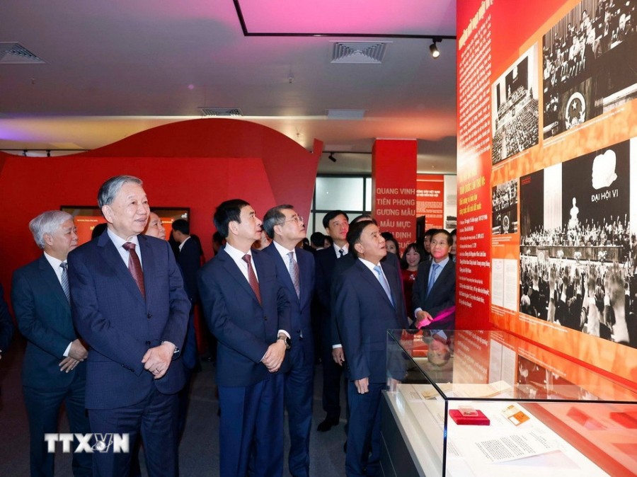 General Secretary To Lam and Party and State leaders, delegates visit the exhibition space. Photo: VNA