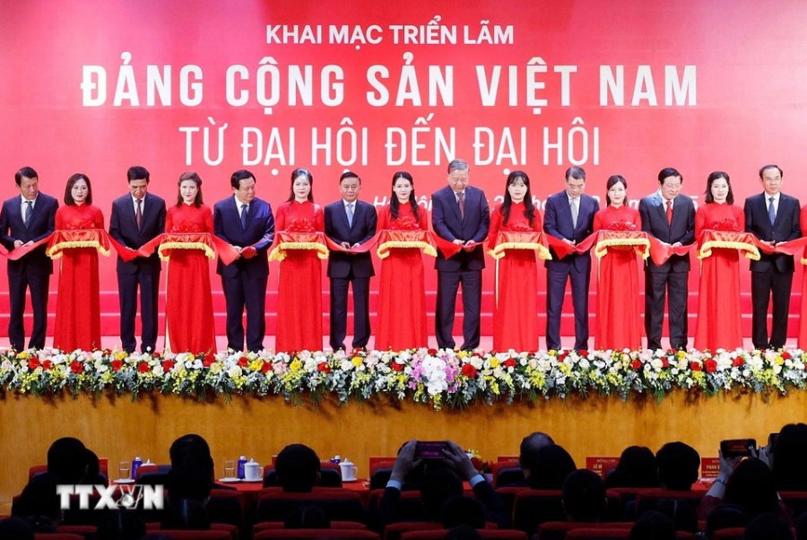 Tong Bi thu To Lam va cac dai bieu cat bang khai mac trien lam