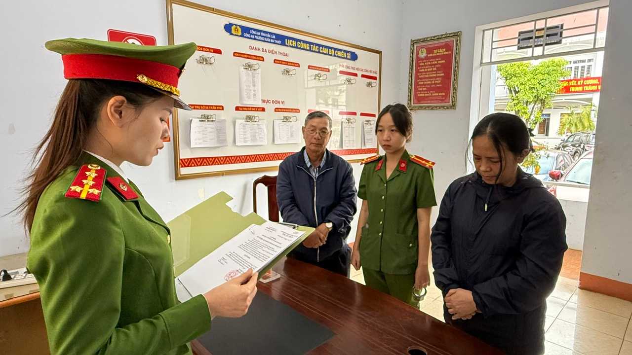 Đối tượng Đoàn Uyên Thao đã có hành vi lừa đảo chiếm đoạt tổng số tiền hơn 166 tỉ đồng của hàng trăm cá nhân. Ảnh: Công an cung cấp