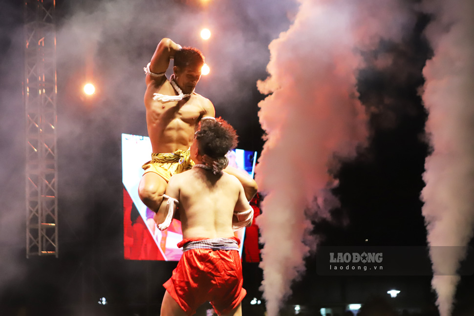 Nhung pha vo thuat man nhan phuc vu du khach khi trai nghiem cac tour. Anh: Hoai Phuong