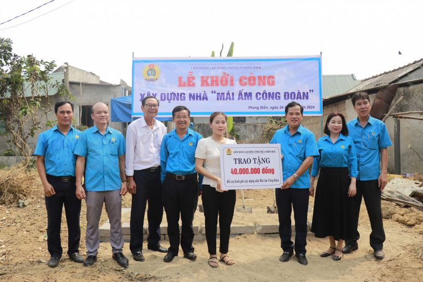 Hue City Labor Federation awards "Trade Union Homes" support to union members in difficult housing circumstances. Photo: Quang An