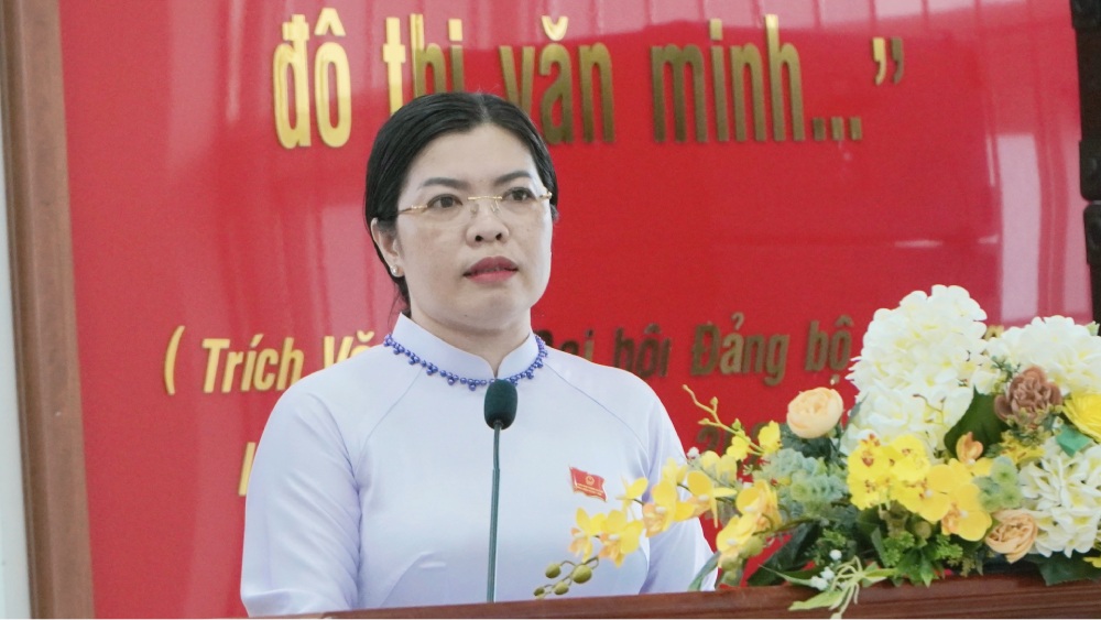 Ba Nguyen Thi Hoan Xuan, Pho Bi thu Thuong truc Dang uy - Chu tich HDND phuong Rach Gia phat bieu tai hoi nghi. Anh: Nguyen Anh