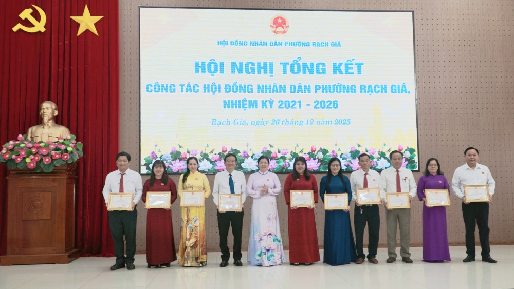 Trao khen thuong cho cac ca nhan co thanh tich thuc hien tot hoat dong HDND phuong. Anh: Nguyen Anh