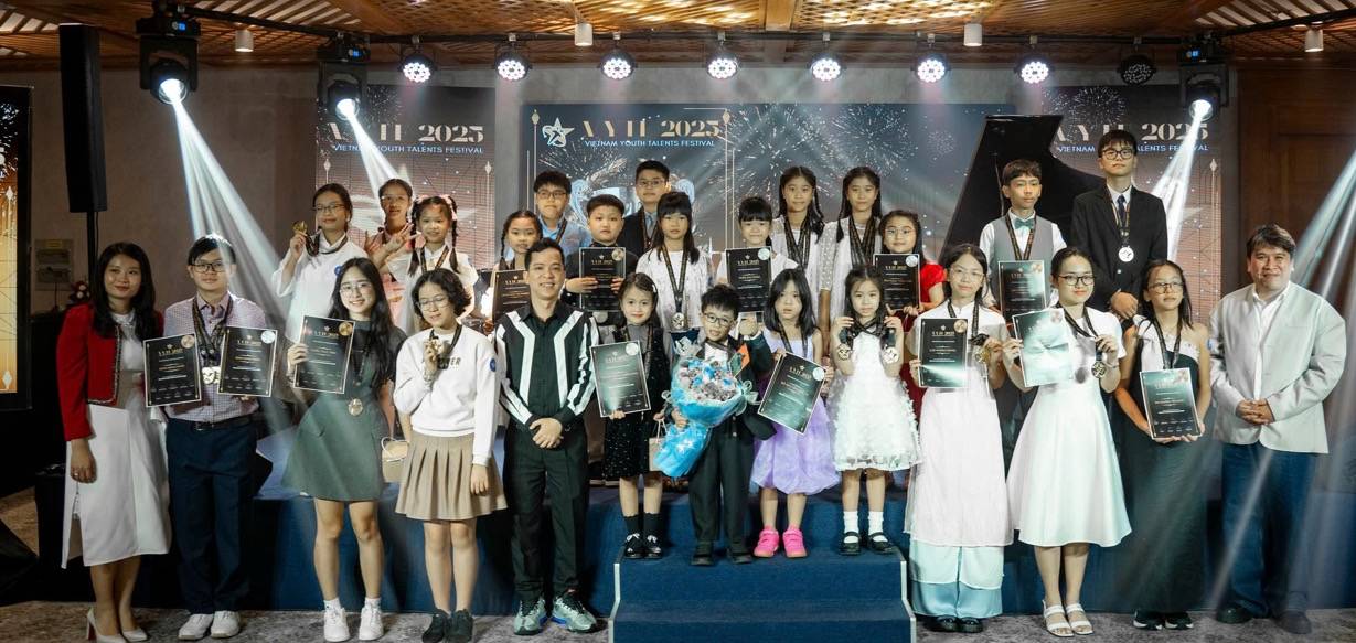 Awards in the program. Photo: Organizing Committee.