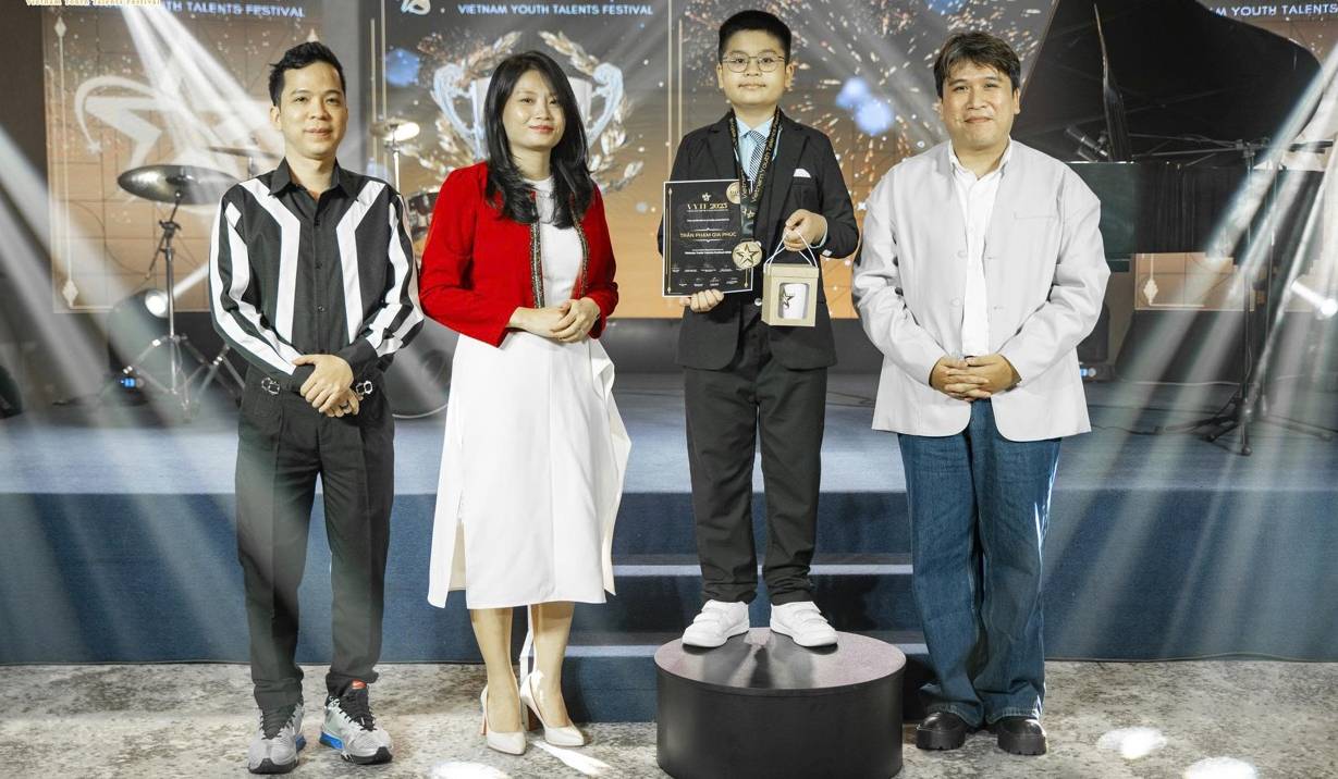 Cac tai nang tre nhan giai thuong. Anh: Ban to chuc.