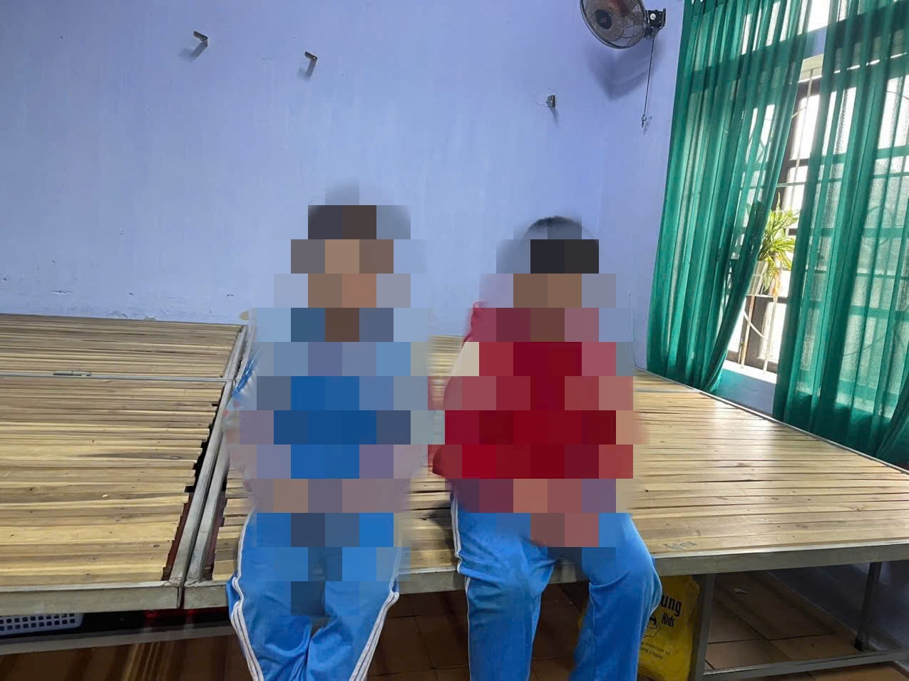 Los estudiantes muestran signos de vomitos despues del almuerzo, algunos se han estabilizado. Foto: D. Nhan.