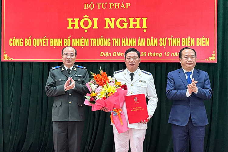 Mr. Nguyen Thang Loi - Director of the Department of Civil Judgment Enforcement of the Ministry of Justice and Mr. Nguyen Minh Phu - Vice Chairman of the Provincial People's Committee, handed over the appointment decisions, congratulating Mr. Doan Trong Ngon. Photo: Dien Bien Newspaper and Radio, Television