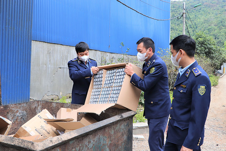 Functional agencies of Dien Bien province count before destroying exhibits. Photo: Thu Phuong