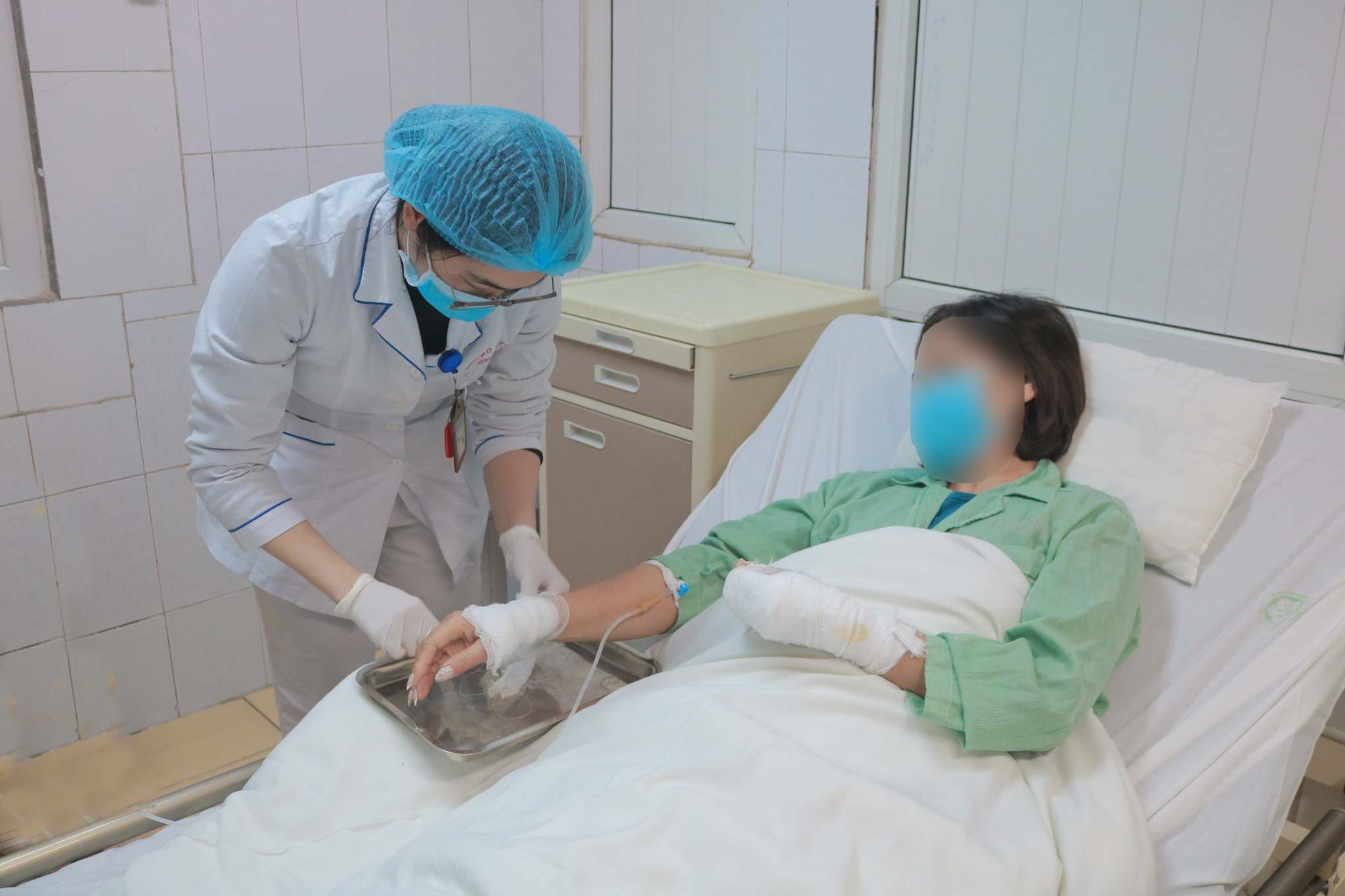 Toilet flush chemical explodes, 47-year-old woman seriously burned. Photo: Thanh Xuan