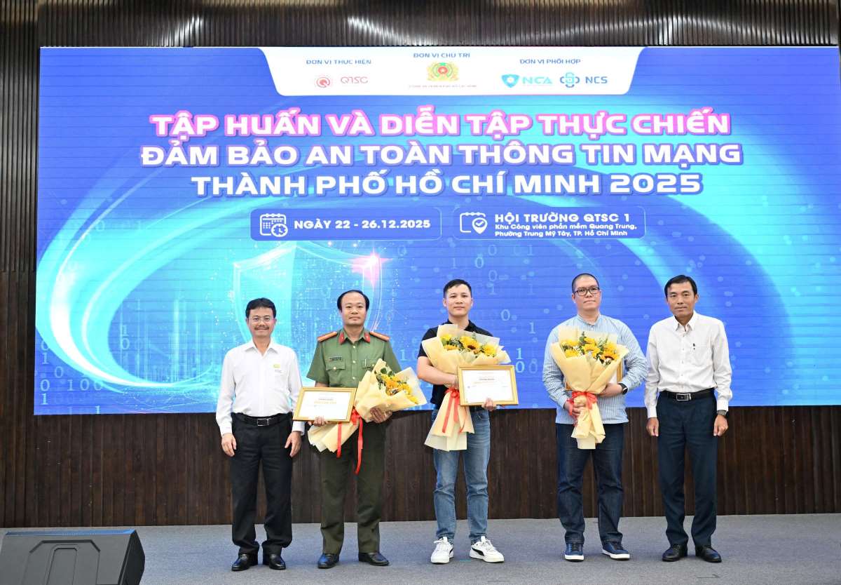 Trao giay chung nhan va giai thuong cho cac doi tan cong tham gia chuong trinh dien tap thuc chien. Trong do, giai nhat thuoc ve cong ty TNHH Galaxy One. Dong hang nhi la cong ty TNHH MTV Vien thong quoc te FPT, Cong an Thanh pho. Anh: Ban to chuc