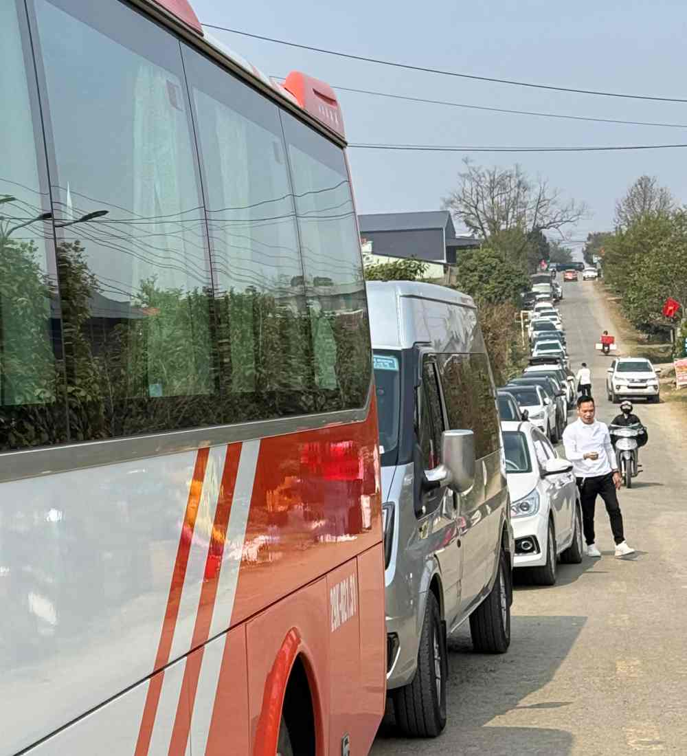 Dong xe noi duoi vao cac vuon hoa Moc Chau. Anh: Trung Hai