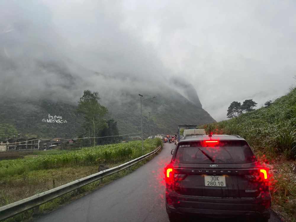 Duong len Meo Vac (Ha Giang) tac mot chieu trong tiet troi mua ret. Anh: Nguyen Van Hoan