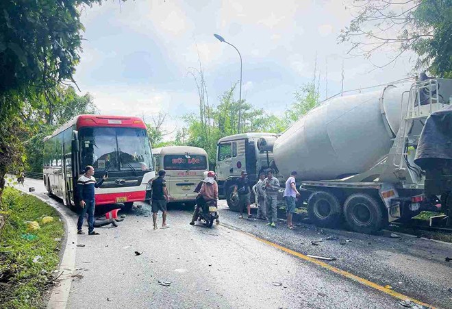 Hien truong vu tai nan lien hoan khien deo Bao Loc ach tac nhieu gio. Anh: Hai Duong