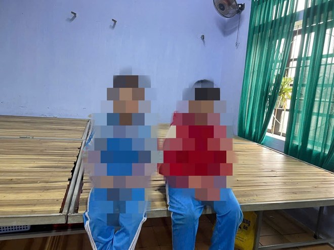 Cac hoc sinh co dau hieu non oi sau bua an trua, mot so em da on dinh. Anh: D. Nhan.