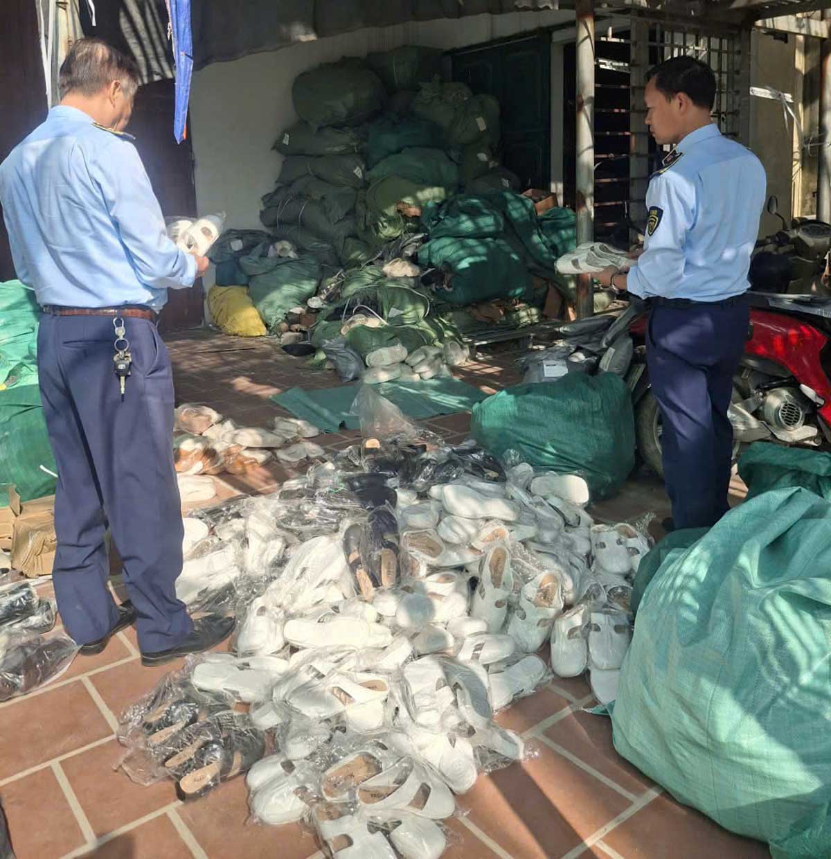 Inspection team at business household P.H.L. Photo: Ninh Binh Provincial Market Management Department
