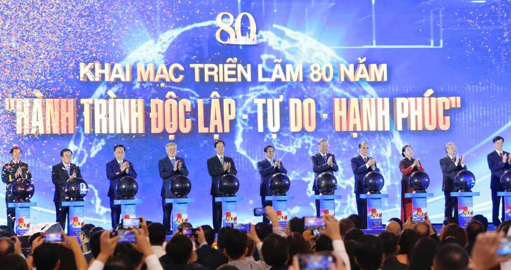Tong Bi thu To Lam va cac dong chi lanh dao, nguyen lanh dao Dang, Nha nuoc thuc hien nghi thuc khai mac Trien lam Thanh tuu dat nuoc voi chu de “80 nam Hanh trinh Doc lap – Tu do – Hanh phuc”. Anh: Tran Huan