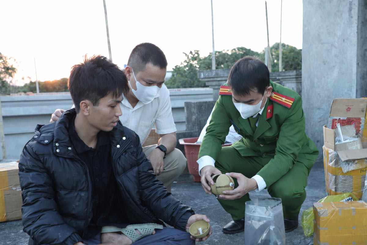 Pham Xuan Truong and exhibits of the case. Photo: Ninh Binh Provincial Police