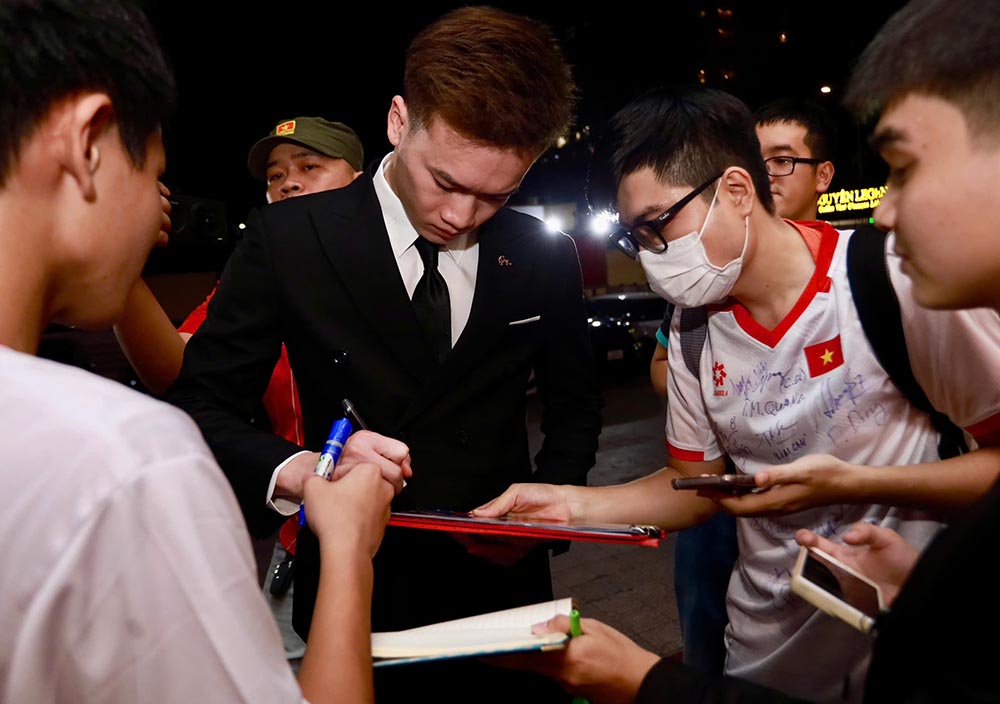 Tien ve Nguyen Hoang Duc cung lien tuc ki tang cac khan gia khi vua buoc xuong xe.